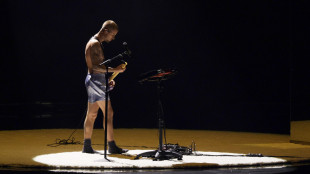 Ai Grammy Bieber sul palco in boxer e calzini