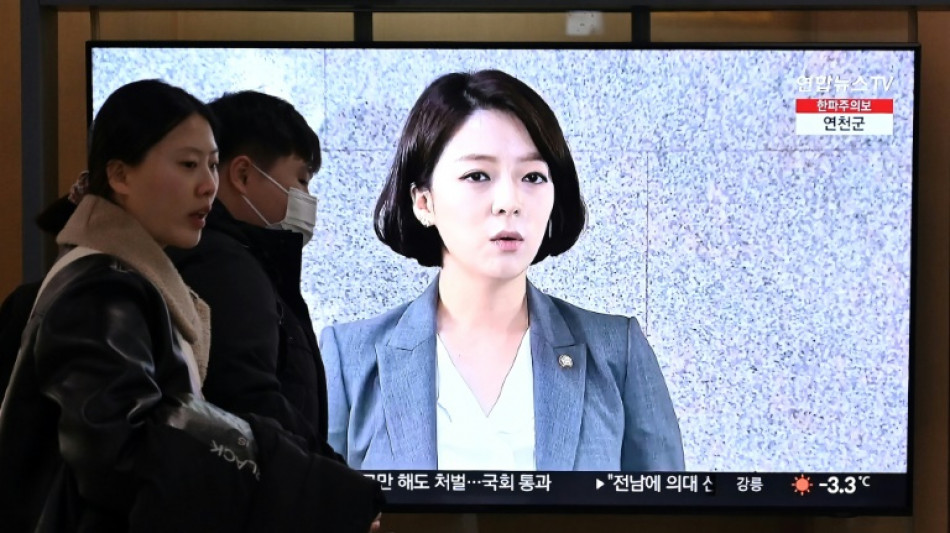 Deputada do partido governante sul-coreano &eacute; atacada na rua