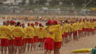 Rettungsschwimmer am Bondi Beach in Sydney gedenken der Anschlagsopfer
