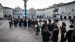 A Torino coda di chilometri di giovani in piazza San Carlo per Kid Yugi