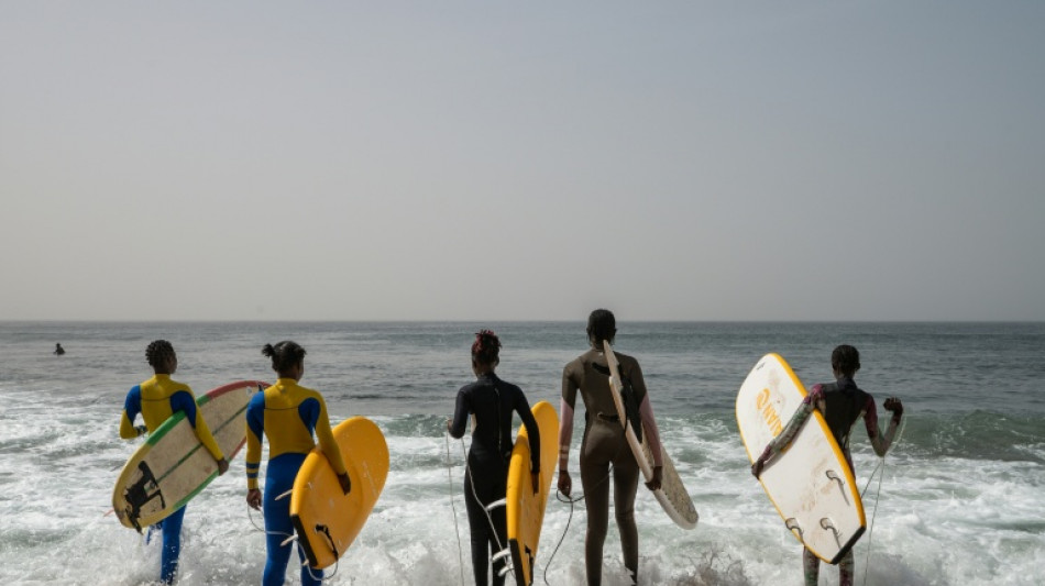 Projeto de surfe incentiva que meninas voltem &agrave; escola no Senegal