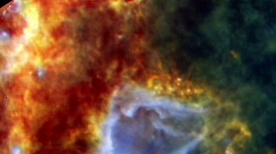 Foto di un sistema triplo di stelle sembra un embrione cosmico