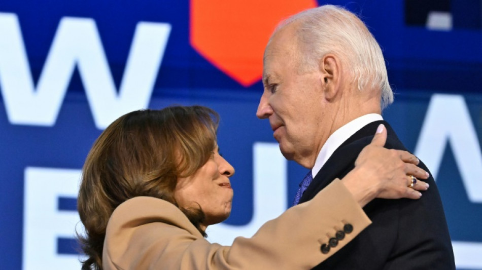 Biden se despede em discurso emotivo e passa o bast&atilde;o eleitoral para Kamala Harris