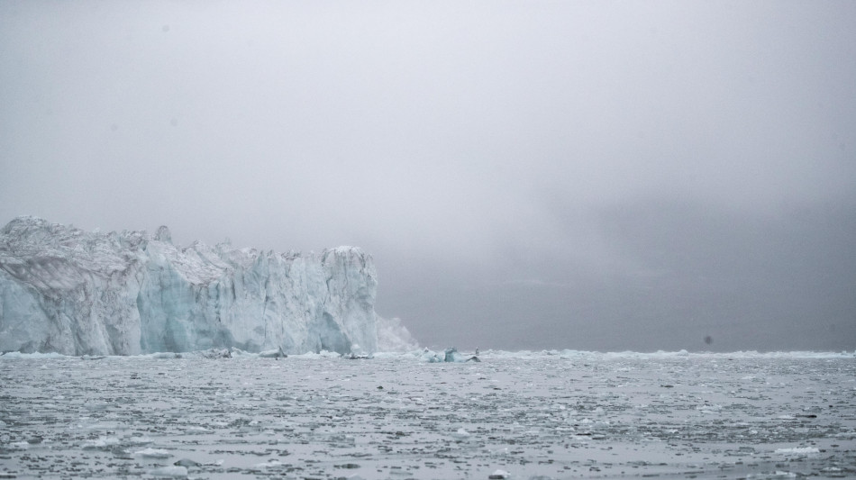 Il disgelo tinge di blu uno dei pi&ugrave; grandi e longevi iceberg al mondo