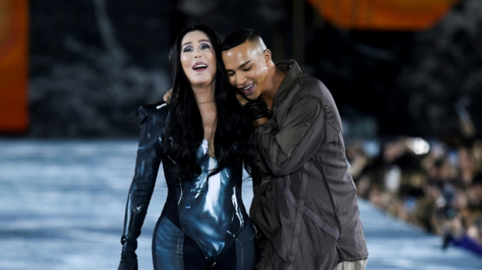 Cher en guest-star au d&eacute;fil&eacute; Balmain transform&eacute; en festival de musique