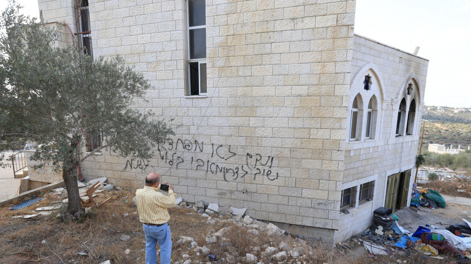 Coloni incendiano moschea in Cisgiordania, minacce all'Idf