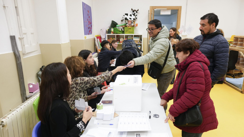 Urne aperte per le presidenziali in Cile, 15 milioni al voto