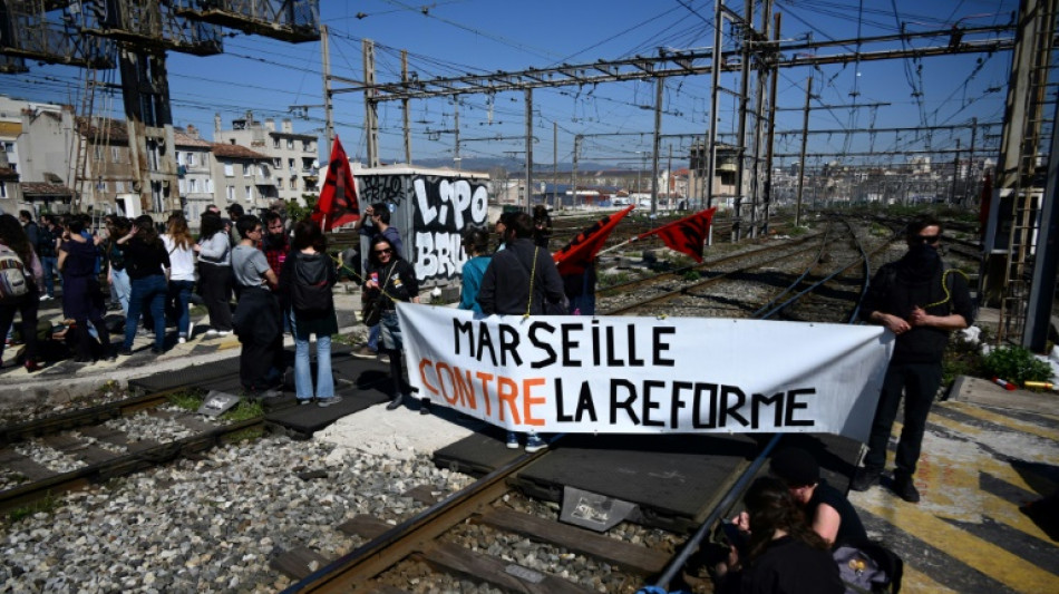 Marseille: port bloqu&eacute; et autoroute momentan&eacute;ment ferm&eacute;e contre la r&eacute;forme des retraites