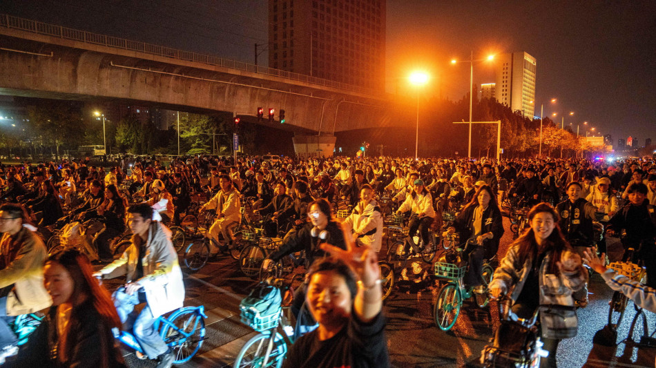 Cina, pedalata notturna degli studenti stroncata dalle autorit&agrave;