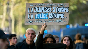 Miles de estudiantes protestan de nuevo en Francia bajo fuerte vigilancia policial