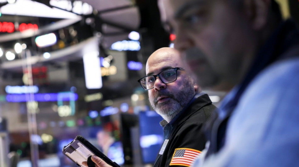 Wall Street ouvre en baisse, s'inqui&egrave;te d'une guerre prolong&eacute;e