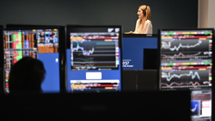 Borsa: Milano prosegue positiva, in luce Stm e Campari