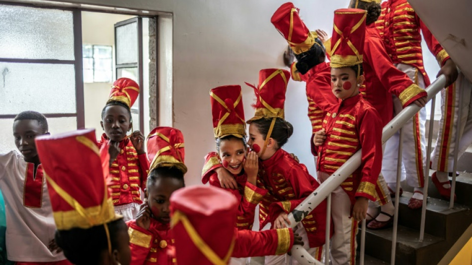 Los ni&ntilde;os de una barriada de Kenia sue&ntilde;an con convertirse en estrellas de ballet
