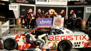 Piloto da Nascar fratura clavícula em queda ao comemorar vitória