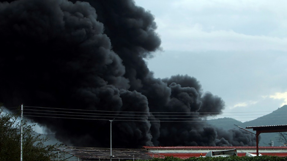 El impacto de un rayo provoca un incendio en una refiner&iacute;a en Venezuela