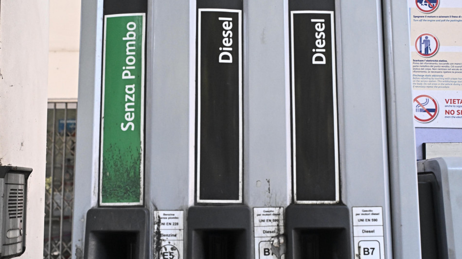 Mimit, benzina self a 1,999 euro, diesel in lievissimo calo