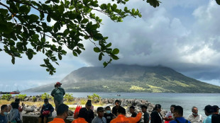 Miles de evacuados en Indonesia por la erupci&oacute;n de un volc&aacute;n que desat&oacute; una alerta de tsunami