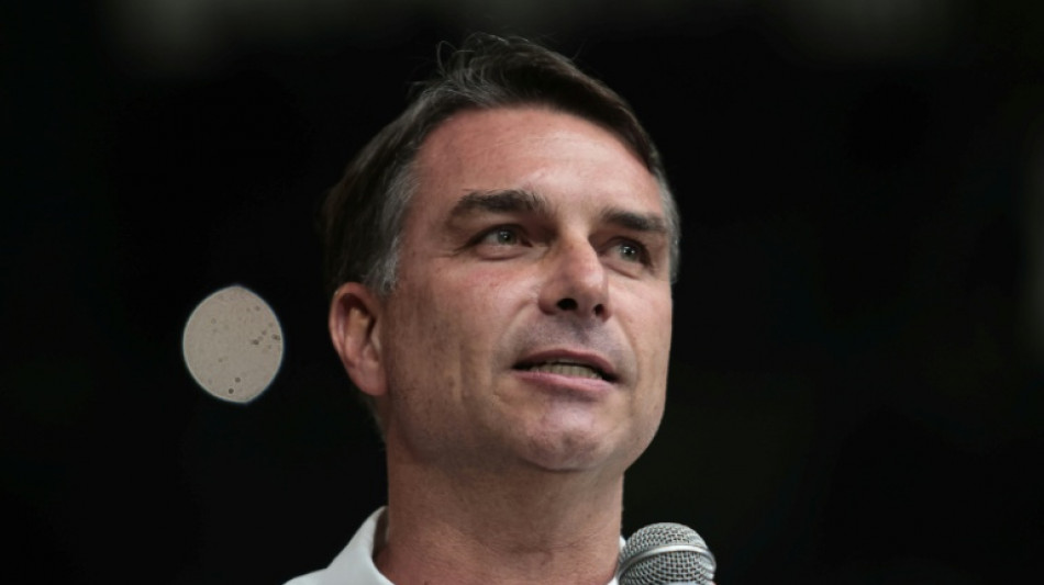 Fl&aacute;vio Bolsonaro diz que n&atilde;o planeja dar um cargo ao pai se for eleito