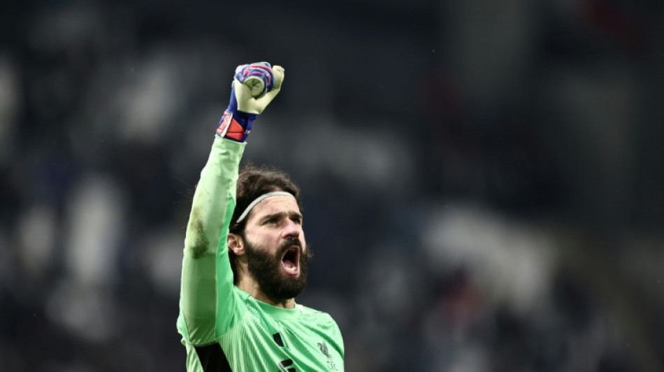 Alisson ser&aacute; desfalque no Liverpool contra o PSG nas quartas da Champions