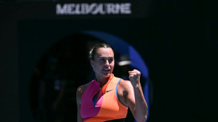 Una imparable Sabalenka arrolla a Jovic y avanza a semis del Abierto de Australia