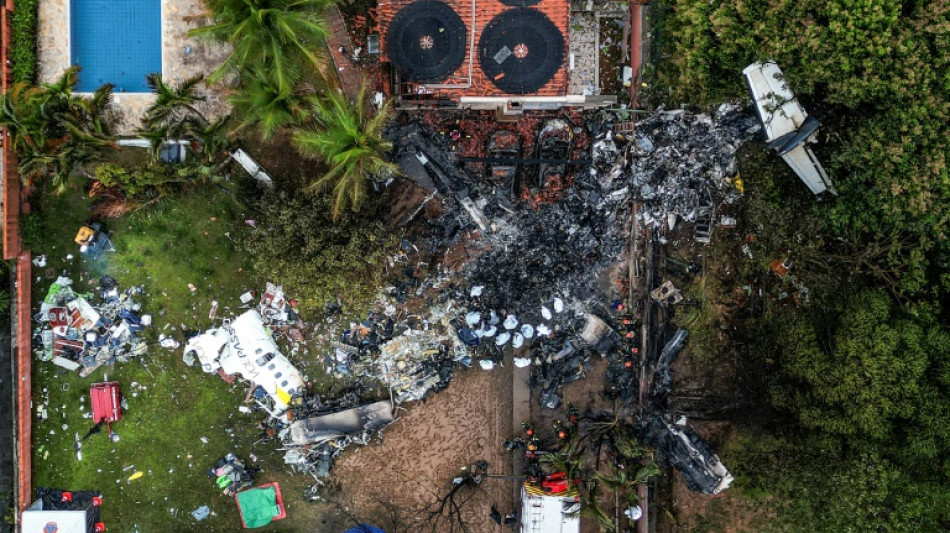 Corpos s&atilde;o retirados do avi&atilde;o que caiu em Vinhedo; causas permanecem incertas