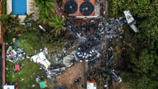 Corpos s&atilde;o retirados do avi&atilde;o que caiu em Vinhedo; causas permanecem incertas